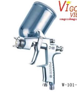 Súng phun loại nạp trọng lực nhẹ W-101-G với hiệu ứng nguyên tử hóa hoàn hảo Thương hiệu:Súng phun Manoli Mẫu mã: W-101-G Ưu điểm: Giảm lượng sơn bám vào bên trong nắp khí giúp quá trình phun sương đồng đều hơn và đạt được kiểu phun ổn định; Giảm cả lượng phun quá mức và tải kích hoạt, đồng thời đạt được hiệu quả phun sương tốt hơn bằng cách giảm áp suất không khí phun (ở tay cầm súng) xuống 0,05MPa; Tất cả các đường dẫn chất lỏng đều được làm bằng thép không gỉ, vòi phun chất lỏng và kim chất lỏng được làm bằng thép không gỉ hạng nhất nên súng phun phù hợp với các loại sơn gốc nước. Ứng dụng: Thích hợp cho nhiều loại chất lỏng bao gồm sơn dầu, nhựa epoxy, keo dán và dầu gia công, và thích hợp nhất cho sửa chữa ô tô, đồ gỗ, đồ nội thất và kim loại. Chất liệu: Nhôm đúc và thép không gỉ